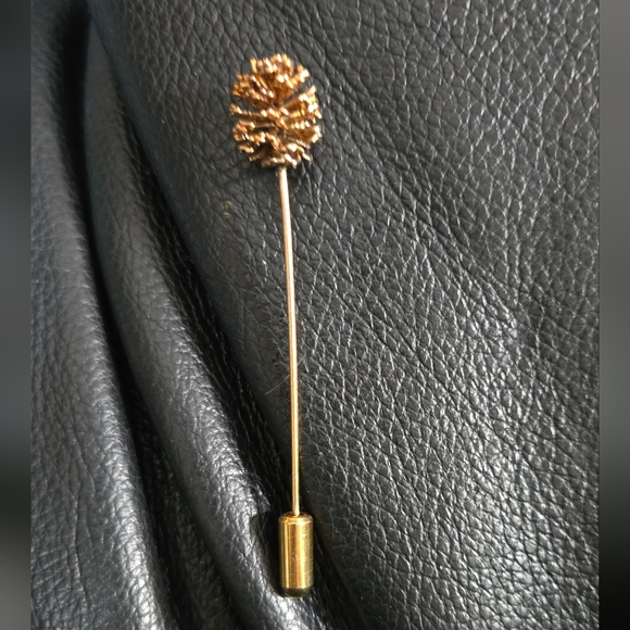 Gold/bronze Large Pinecone Lapel/tie Pin - Picture 3 of 4